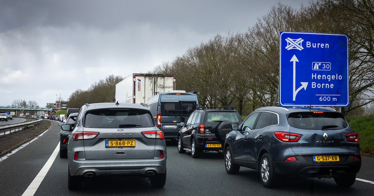 Rechterrijstrook snelweg A1 bij Hengelo afgesloten na ongeval