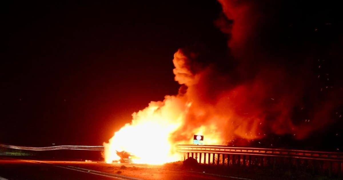 Auto brandt uit na botsing op Markerwaarddijk tussen Enkhuizen en Lelystad