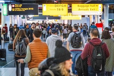 Duurdere vliegtickets en vakantieparken drijven in