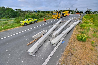 Vrachtwagen verliest betonnen balken op oprit van A67 bij Veldhoven, weg dicht