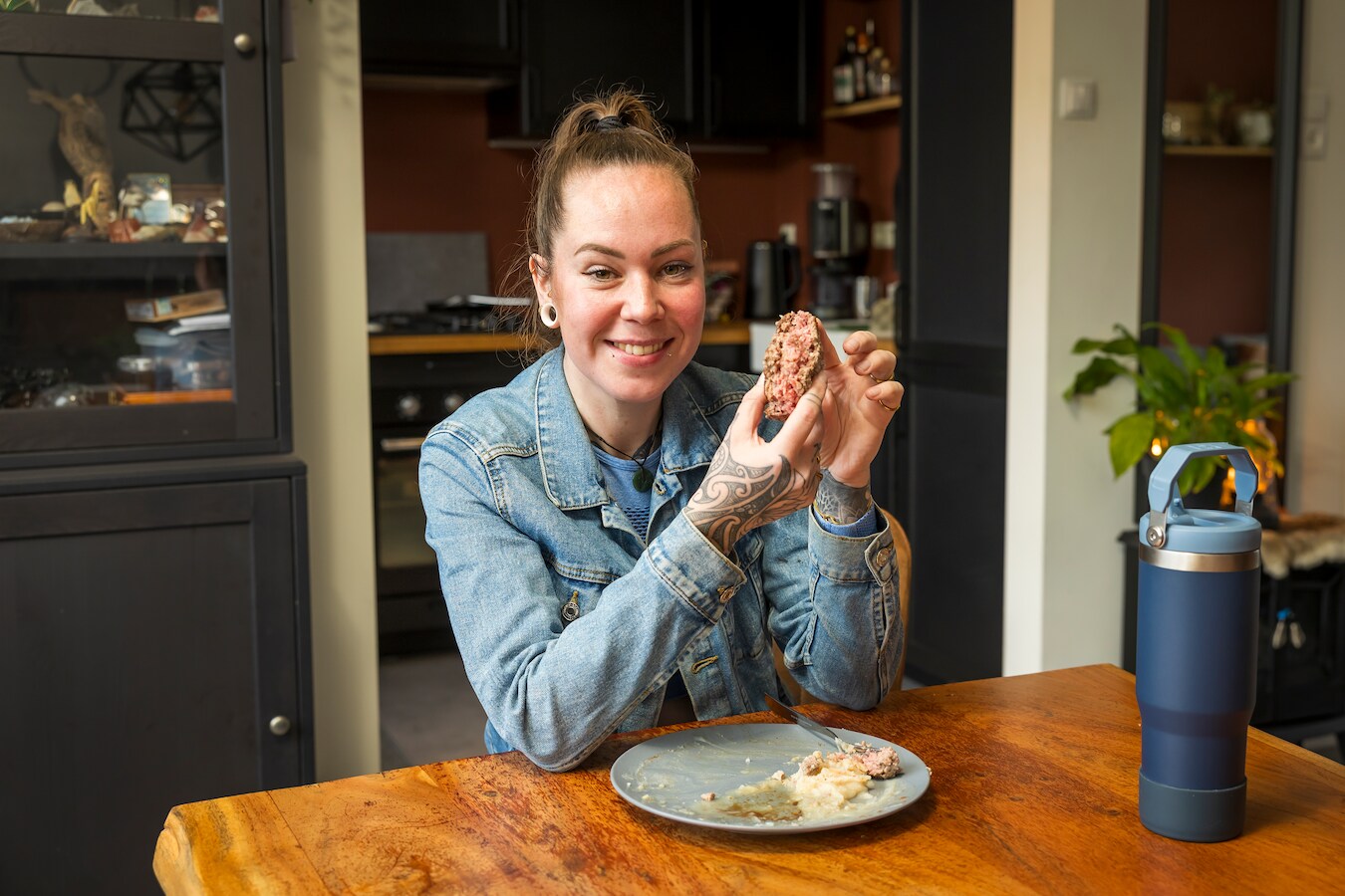 Meriam eet alleen vlees, vet en eieren en viel 37 kilo af in 7 maanden ...