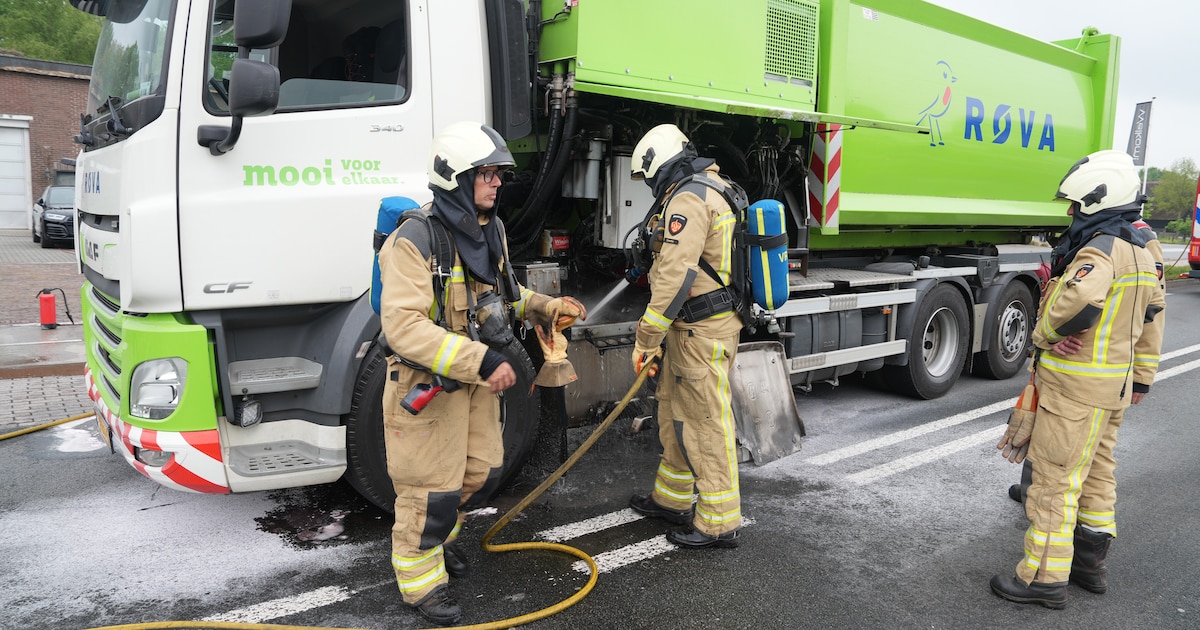 Vuilnisauto in brand op N371 bij Havelte, weg tijdelijk afgesloten