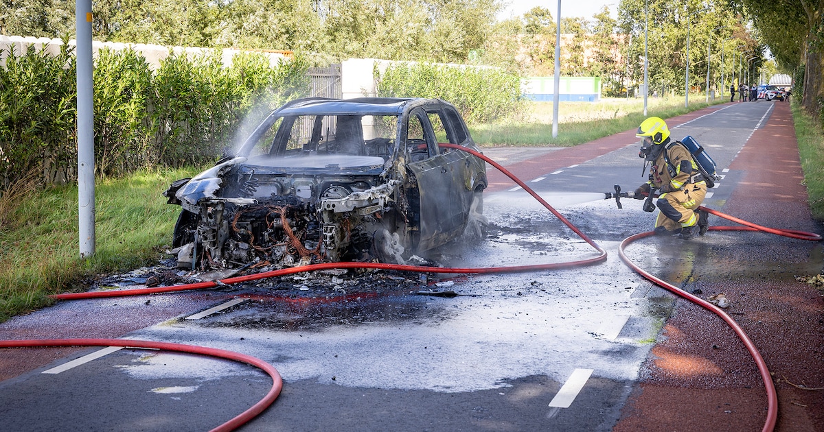 Auto volledig uitgebrand op Hoofdweg in Lijnden
