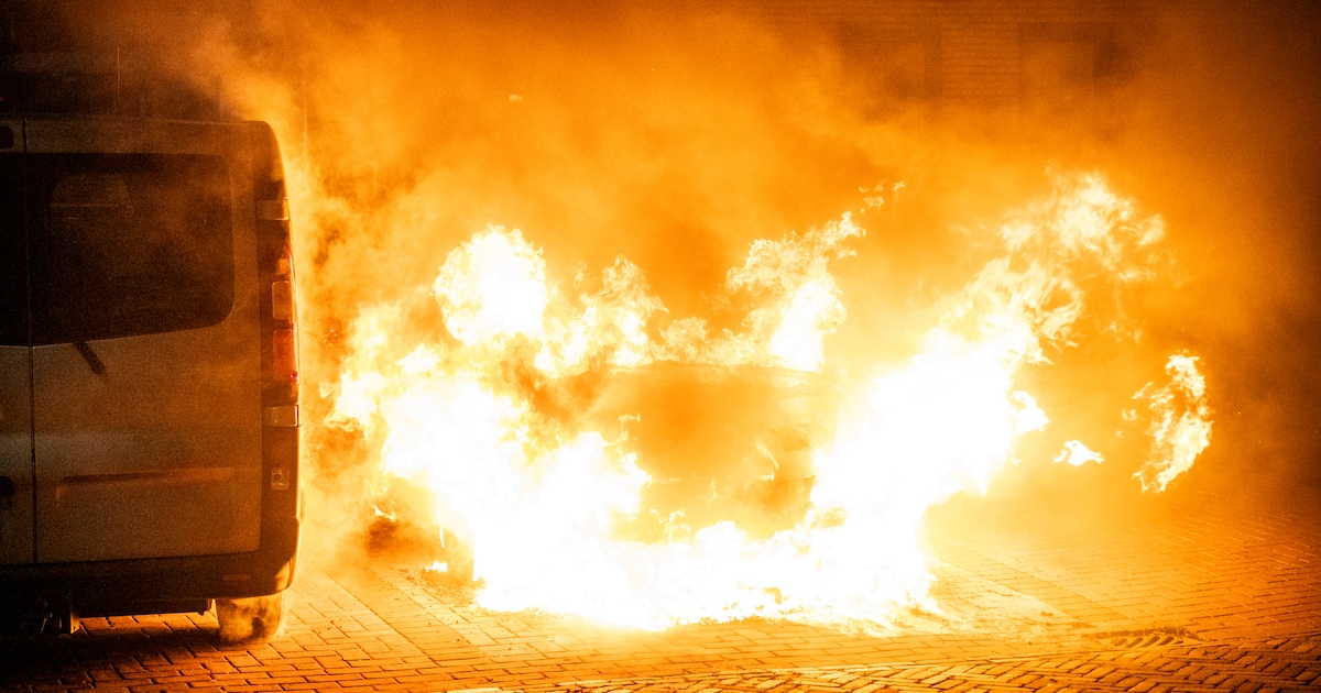Geparkeerde auto gaat in vlammen op in Alphen, politie sluit brandstichting niet uit