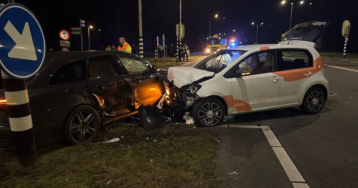 Twee auto's beschadigd na botsing bij Balkbrug