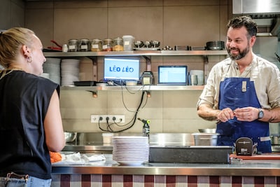 Op het terras van Léo Léo waant men zich even in Normandië: Utrecht is wéér een fijne bistro rijker
