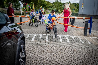 Weg dicht voor ouders die kinderen in auto naar school brengen: ‘Eindelijk, het werd tijd’