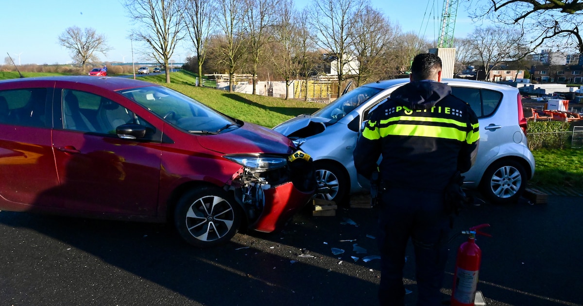 Frontale botsing op Lekdijk in Vianen zorgt voor grote schade