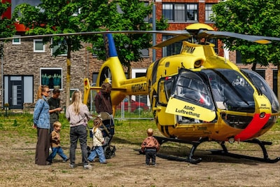 Pech voor de piloot, geluk voor de buurt: gestrande traumaheli wordt onverwachte attractie