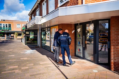 Makelaar baalt van nachtelijke knal en schade bij zijn kantoor: ‘Dit verwacht je niet’