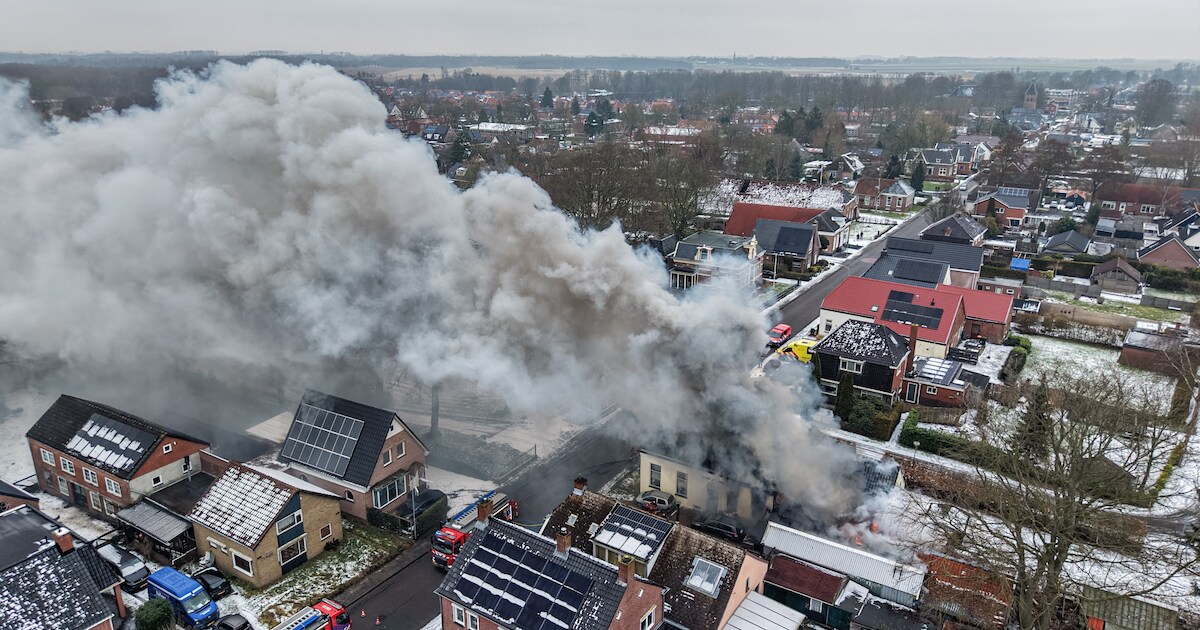 Grote brand in woning in Beerta, zwarte rookwolken trekken over dorp