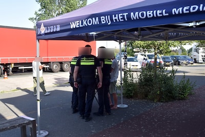 Grootschalige politiecontrole op A2-parkeerplaats bij Bruchem