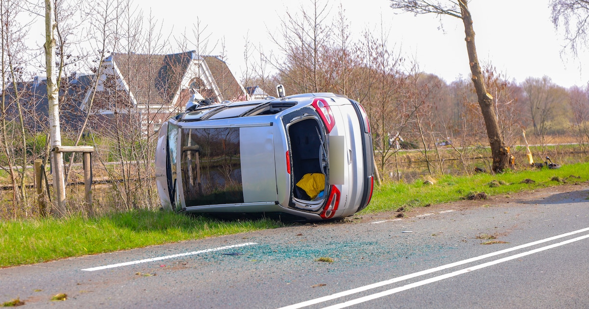 Auto botst tegen boom en kantelt in Diemen