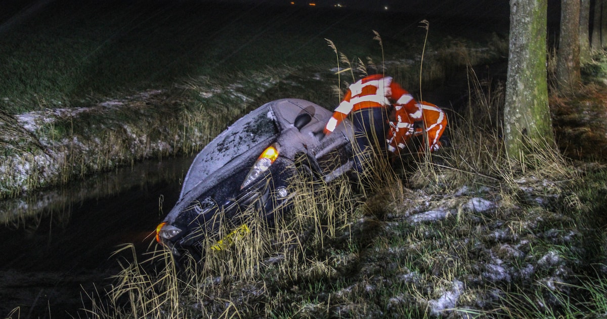 Auto in sloot beland door gladheid in Winsum