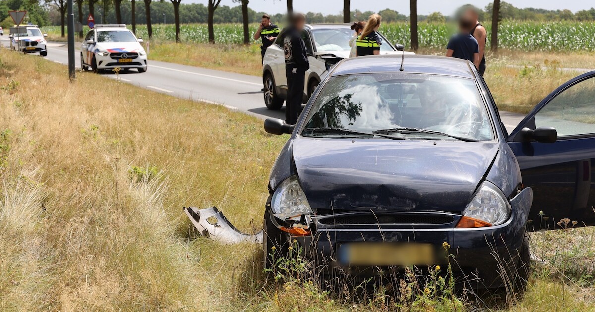 Drie auto’s botsen op rondweg bij Volkel: veel schade, voertuig rijdt de berm in | Foto