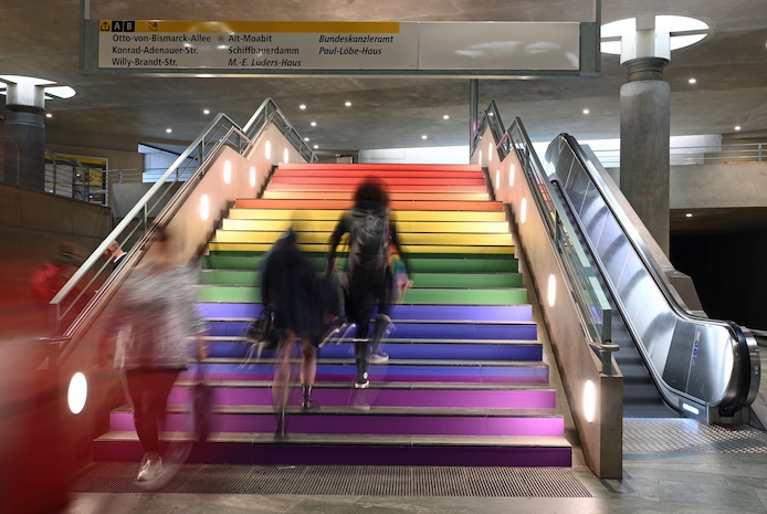 Een regenboogtrap in de Berlijnse metro.