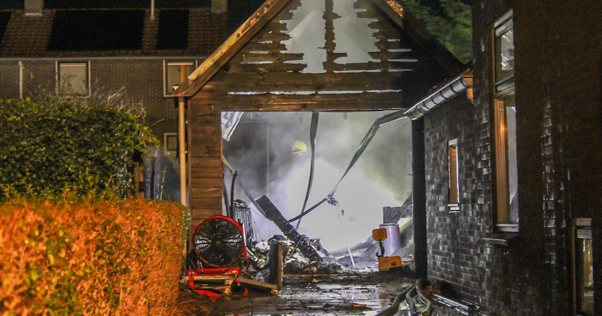 Garage verwoest door brand op Van Harinxmastraat in Midlum