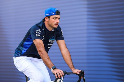 Carlos Sainz arriveert op racefiets in Doha, teambaas McLaren: ‘Circuit met eigenschappen die bij ons passen’