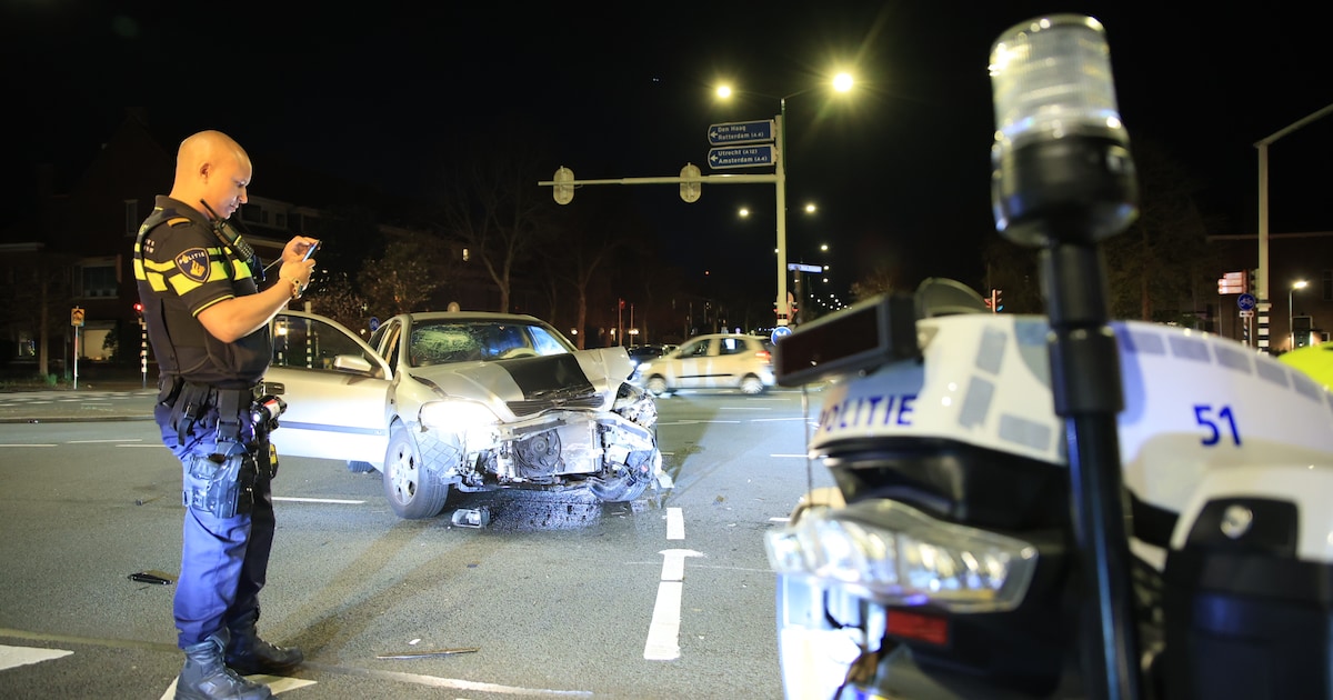Veel schade na ongeluk op kruising Laan van Nieuw Oosteinde in Voorburg