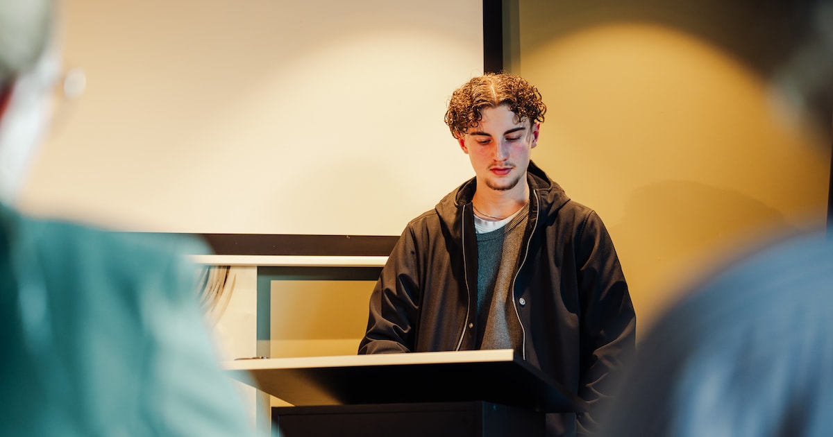 Milan (16) uit Den Dolder draagt op 4 mei eigen gedicht voor op de Dam: ‘Ons dagelijks leven kan zom