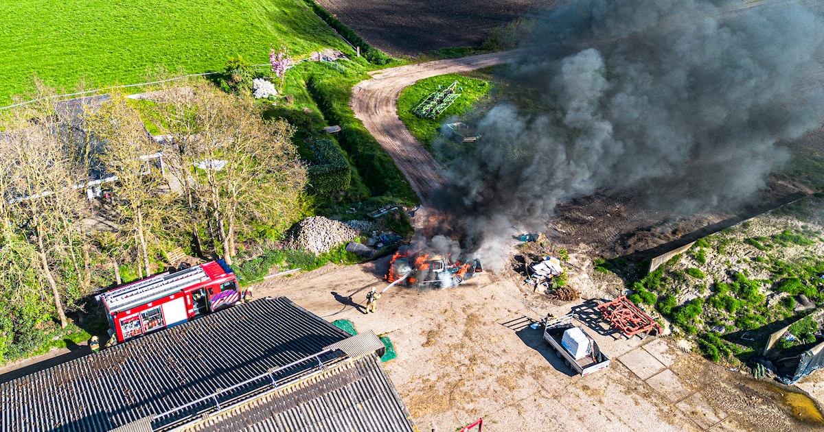 Auto gaat in vlammen op bij boerderij aan de Bovenweg in Donkerbroek