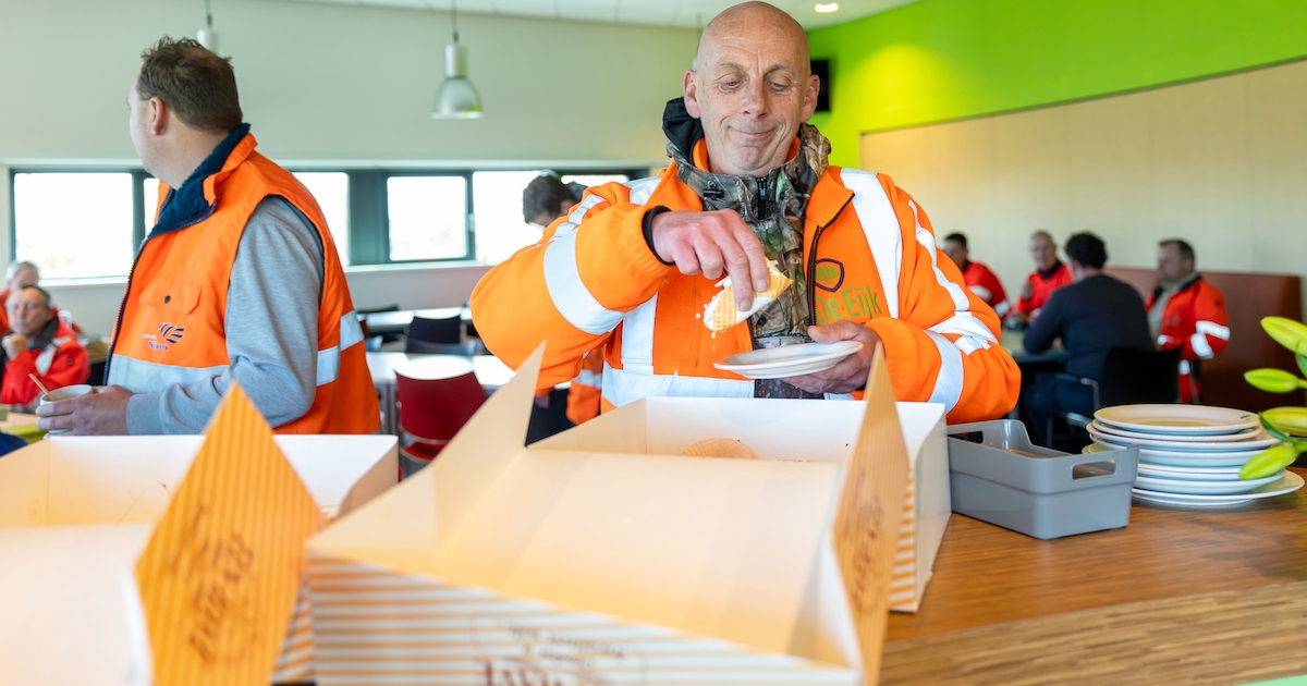 Wethouder Windhouwer trakteert afvalhelden op taart in Nijkerk