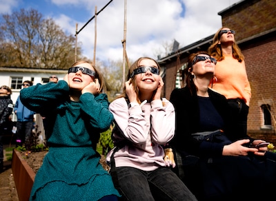 Onbeschermd kijken naar zonsverduistering is gevaarlijk: hier in Den Haag koop je een eclipsbril