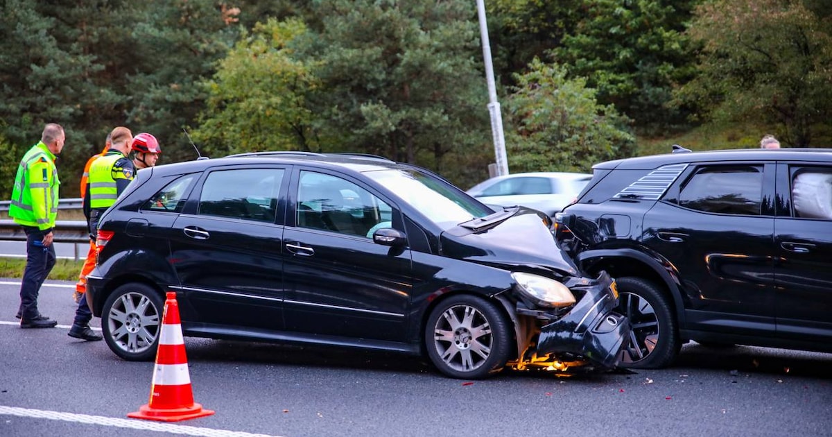 Drie auto’s botsen tijdens ochtendspits op elkaar op A50 bij Hoenderloo