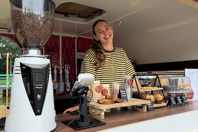 Roos zegde haar vaste baan op en rijdt nu rond met haar koffiecaravan