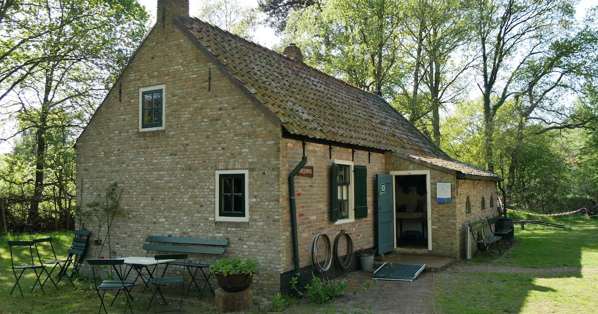 Architectuurhistorica geeft presentatie over geschiedenis van duinhuisje in Rockanje | Voorne aan Ze