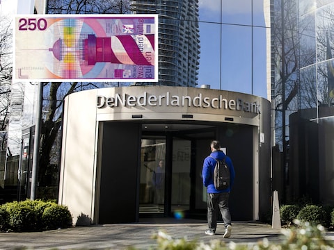 Toen de man (niet de persoon op de afbeelding) bij De Nederlandsche Bank aanklopte met 54 ‘vuurtorenbiljetten’ kreeg hij geen euro’s mee.
