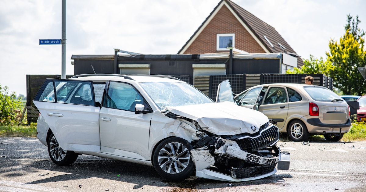 Twee auto's total loss na aanrijding op N393 bij Stiens