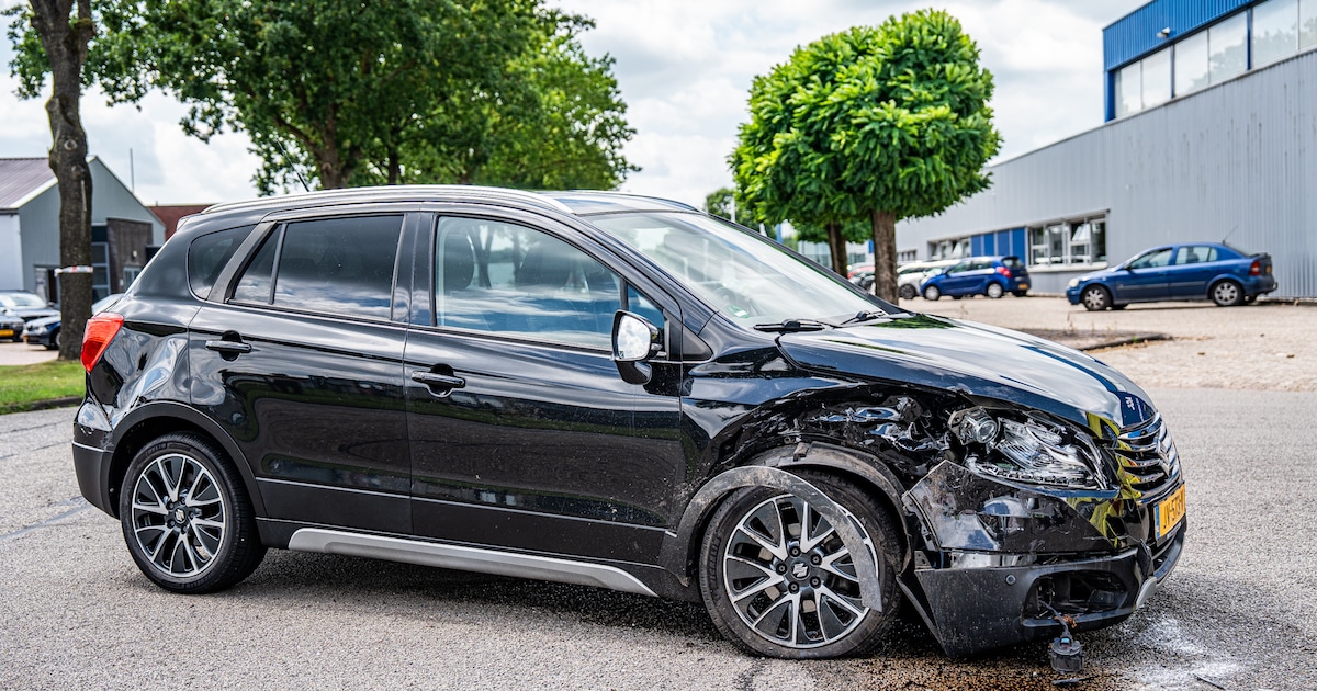 Twee auto's zwaar beschadigd na aanrijding op Ploeggang in Oosterwolde