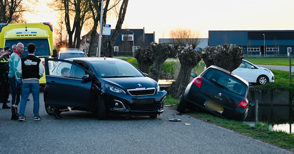 Auto belandt net niet in het water na botsing in Nieuwland