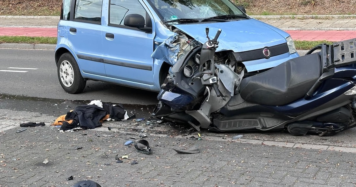 Grote ster in voorruit na frontale botsing tussen auto en motorscooter in Landgraaf