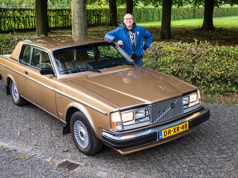 Daniel Beekman met zijn Volvo 262 Bertone.