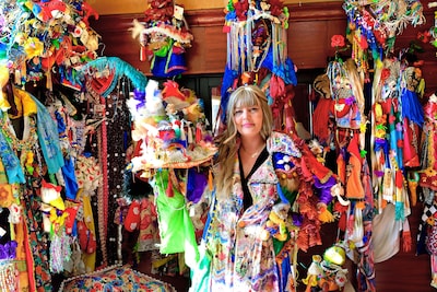 De paradijsvogelpakken van John Hellemons worden zondag geveild bij Captain Self: ‘Het zijn echt kun