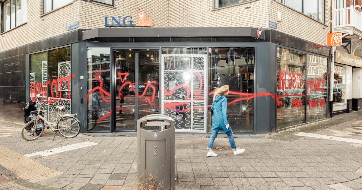 Kantoor ING in Amsterdam-Centrum vernield en beklad door pro-Palestijnse activisten