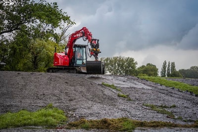 Rijnland doet proef in Ter Aar met het verstevigen van dijken met slootbagger