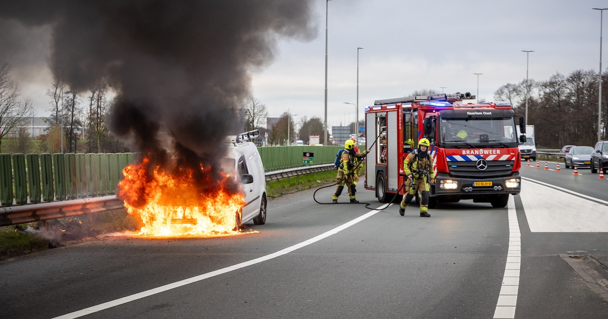 Werkbusje brandt volledig uit bij Rottepolderplein, verkeer moet omrijden