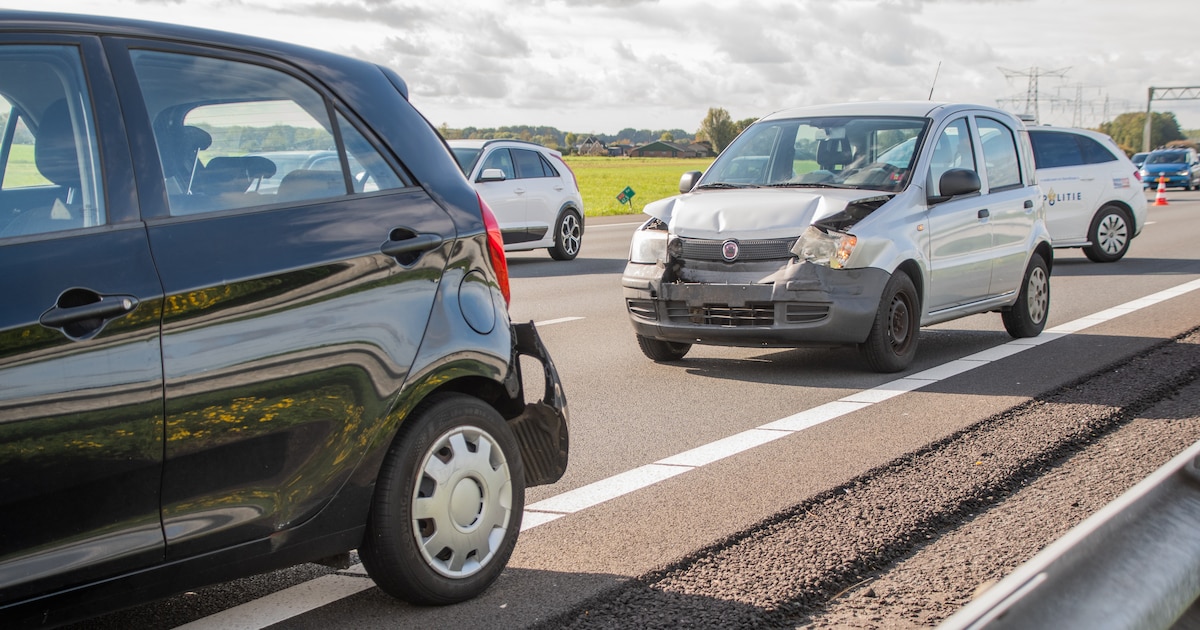 Botsing tussen twee auto’s op A12 bij Harmelen, vrouw gewond naar ziekenhuis