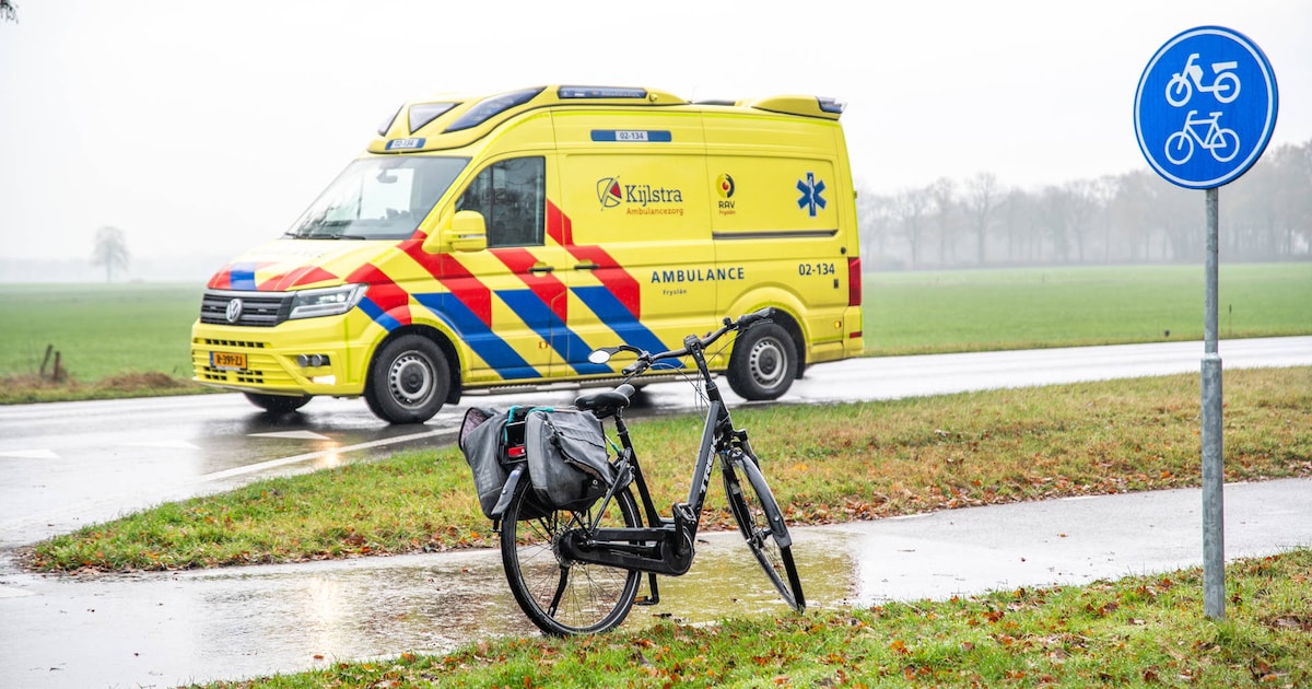 Fietser gewond naar het ziekenhuis na botsing met auto in Oosterwolde