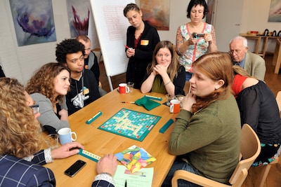 Bij Blufscrabble mag je eindelijk woorden leggen die níet bestaan, zoals ‘herdutjes’ en ‘spektax’