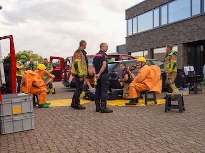 Gevaarlijke stof vrijgekomen door lekkage bij bedrijf in Someren, brandweer met speciale pakken naar