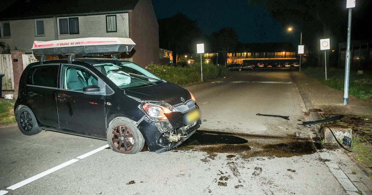 Tiener zonder rijbewijs botst op betonblok in Emmen