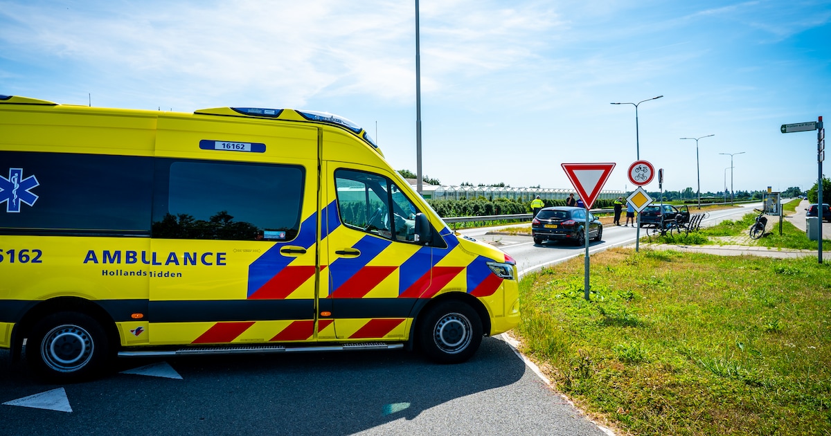 Botsing tussen twee auto's op Gemeneweg in Hazerswoude-Dorp