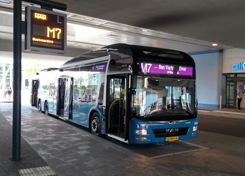 Jongeren gooien vuurwerk in stadsbus Almere, vrouw raakt gewond aan ...