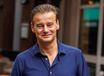 Wilfred Genee steekt de handen uit de mouwen in nieuw klusprogramma met BN’ers