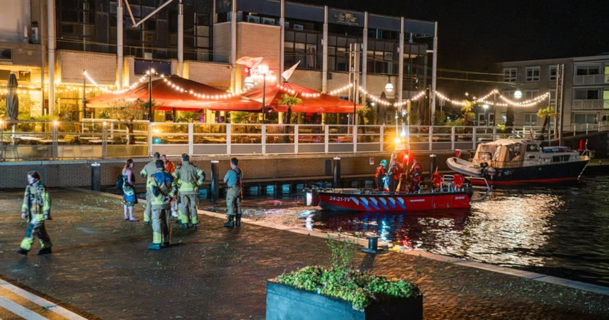 Twee mensen gered van eilandje bij Zeewolde nadat hun bootje wegwaait