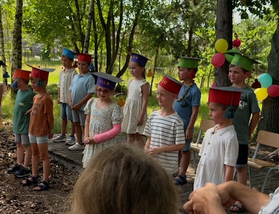 Kleuters van Wijkschool De Klimtoren in Lommel vieren proclamatie